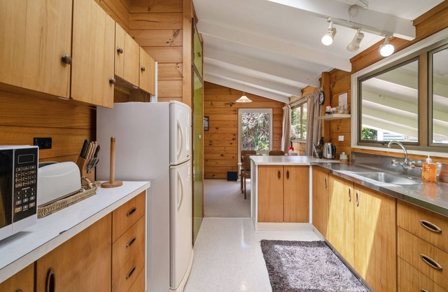 Gisborne Point Retreat - Lake Rotoiti Holiday Home