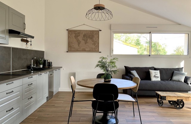 Gîte 50m2 with enclosed garden, dog welcome, 15 mn from beaches, king size bed