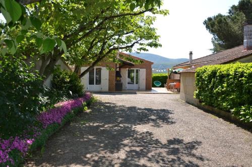 Gite avec barbecue et terrasse clos