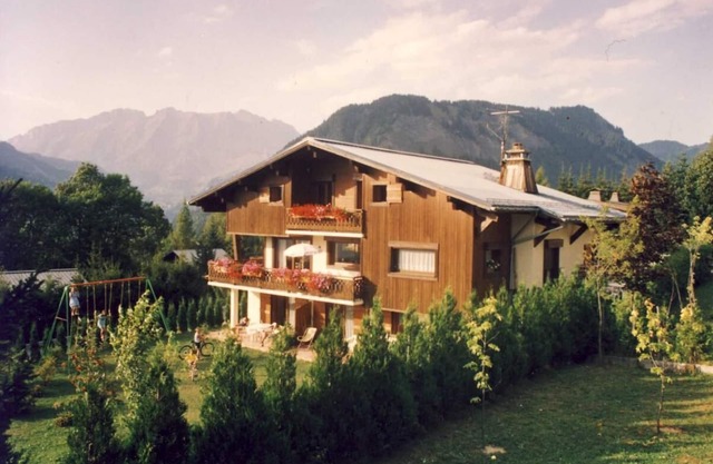 GITE DANS CHALET SAVOYARD, 4 PERS, au pied des pistes, calme, vue, expo sud