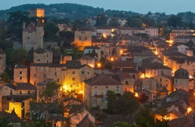Casa rural frente a la ciudad medieval de Puy l'Evêque