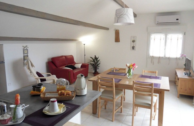 Gîte 'Fleur De Thym' con piscina compartida, terraza común y aire acondicionado