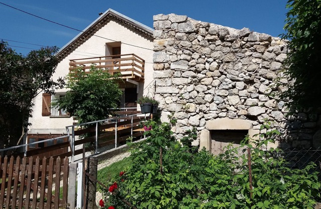 SAN JULIEN EN BEAUCHENE. LEA LA ALTA CRUZ A 5MN