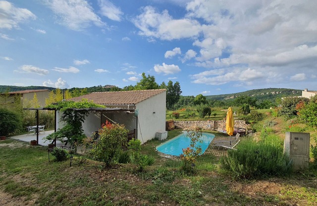 GITE HANNA EN LUBERON CON PISCINA. NATURALEZA COMPLETA. CERCA DE COLORADO. 2 a 5 P