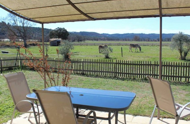 Gîte 'Le Petit Étang' con piscina compartida, terraza privada y aire acondicionado