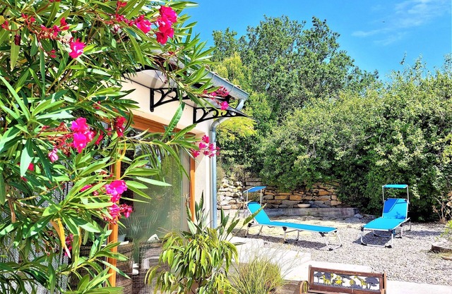 GITE LES GEAIS**** PRIVATE JACUZZI and PRIVATE GARDEN