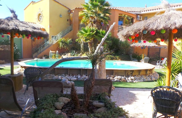 Gite saint julien con terraza en la planta baja con piscina y juegos.