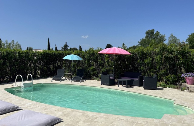 Gite terrace tropézienne shared swimming pool