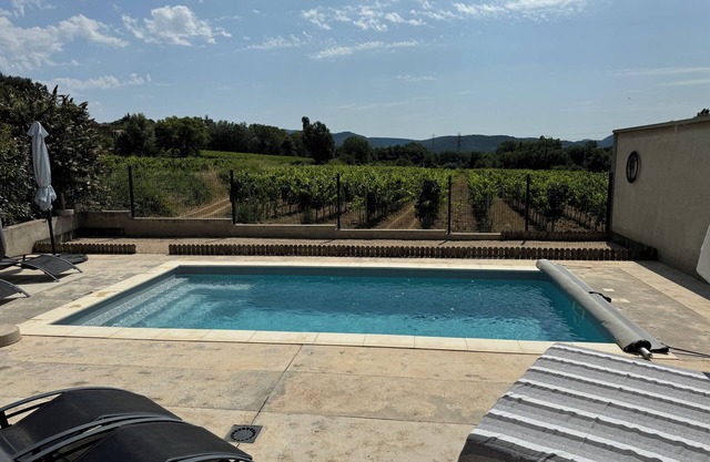 Gîte with swimming pool overlooking vineyards, 3 km from Vaison-la-Romaine