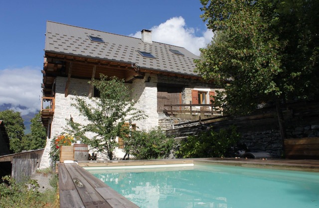 Gîte with private swimming pool at the gateway to the Ecrins***.