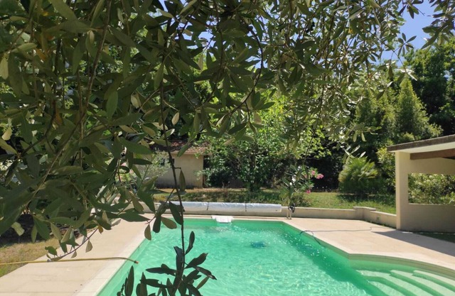 Casa con piscina y terraza