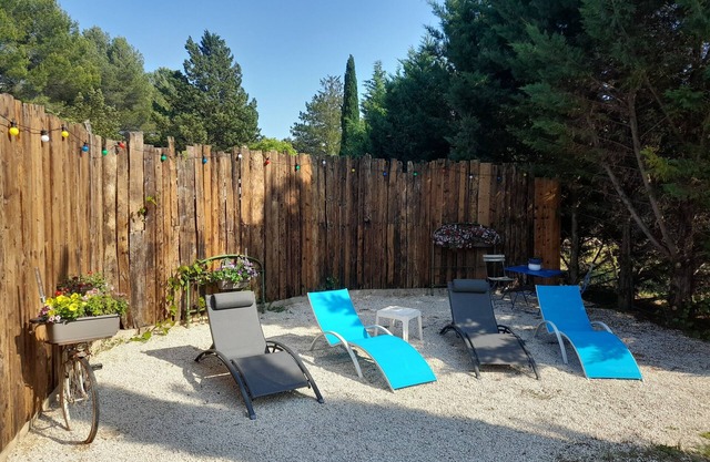 Gite with swimming pool in the countryside, near Aix-en-Prov, pets welcome.