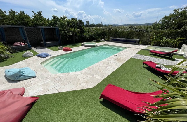 Gran cabaña encantadora con piscina para recepción familiar, gran confort