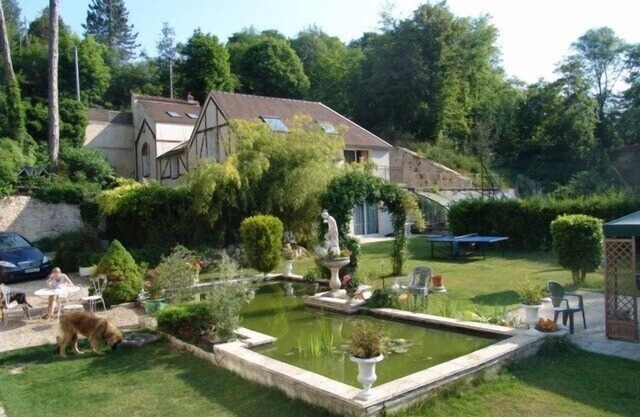 Casas rurales entre el bosque de Fontainebleau, a lo largo del río con acceso a tenis y piscina