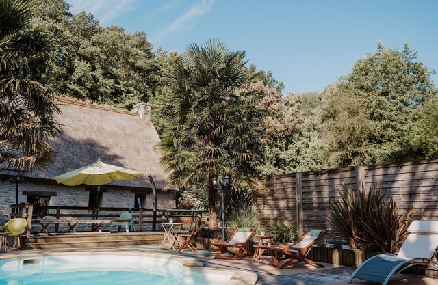 Gîtes du moulin de Kerdavid with heated swimming pool between sea and countryside