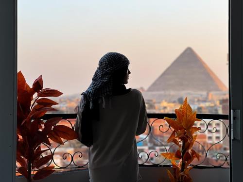 Giza pyramids view & jacuzii