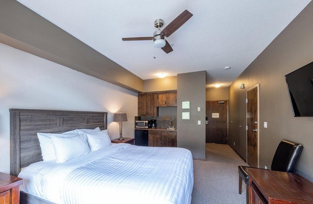 Glacier Mountaineer Lodge