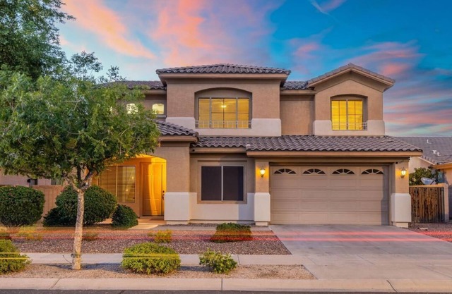 4 bdrm, 5 beds: Heated pool located 2 miles to State Farm Stadium.