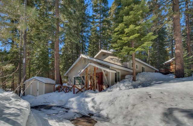Glades Getaway by Tahoe Getaways - Charming Pet-Friendly 3 BD North Shore Cabin w Wood Fireplace & Short Drive to Ski Resorts