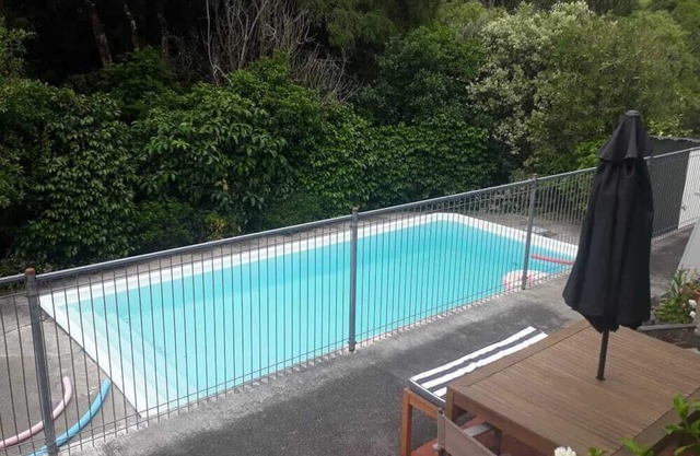Gladstone 100 year large villa with pool