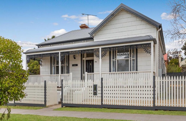 'Gladstone' only minutes walk to the Bendigo train station!