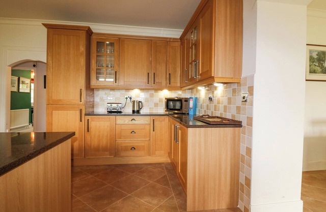 GLAMIS HOUSE, pet friendly, character holiday cottage in Forfar
