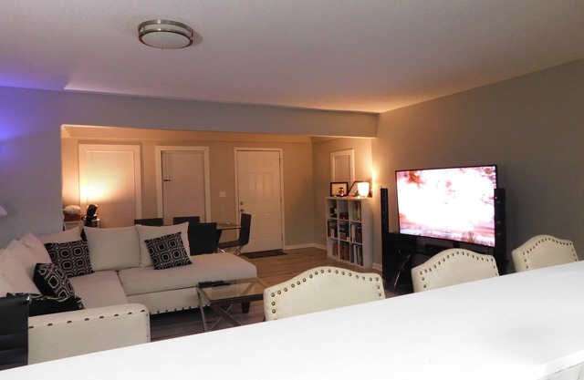 Glamorous 2 bedroom. 3 to downtown Greensboro and 7 to the Coliseum