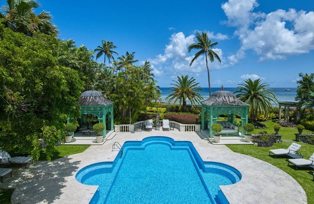 Glamorous Beachfront Estate - Leamington