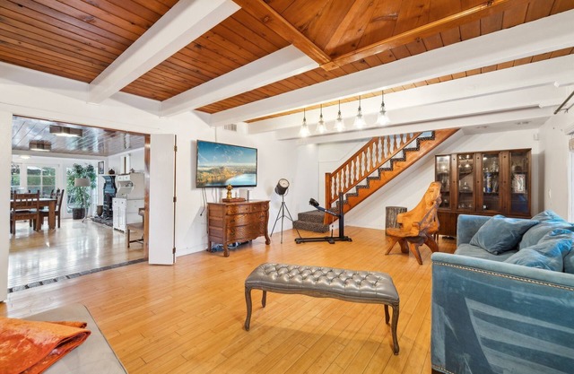 Glamorous ranch style house near attractions.