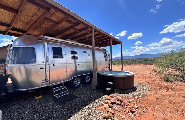 Glamping Airstream, Pool, Hot Tub, BBQ, Mountain Views, Easy access to Sedona!