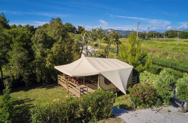 Glamping 'Familiare Vicino Al Mare' con terraza privada, jardín privado y Wi-Fi