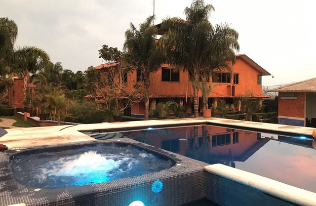 Glamping in the Green Hills Mansion C