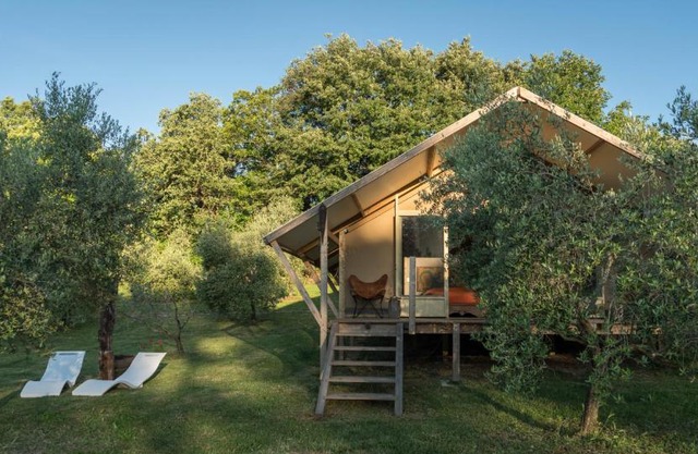 Glamping in Toscana, luxury tents in agriturismo biologico