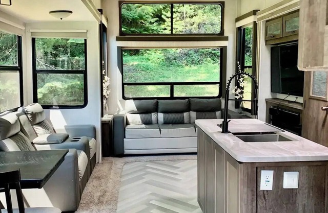 Glamping Near Sandpoint: Salt Water Hot Tub - Camper/RV in Sagle, Idaho