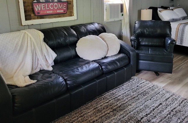 Glamping Nice Cabin at Illinois River with float trips/ golfing