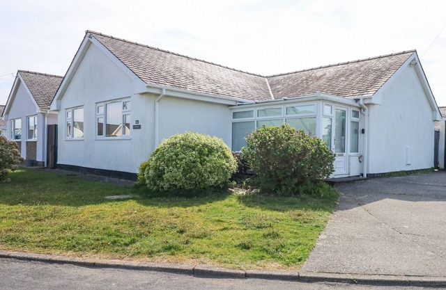 GLANAIG, pet friendly, character holiday cottage in Morfa Bychan