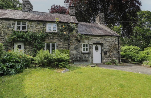 GLANDWR COTTAGE, pet friendly, character holiday cottage in Llanbedr