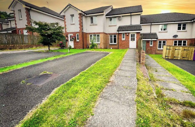 Glasgow Central - Free Parking & , Free high speed internet , Private garden
