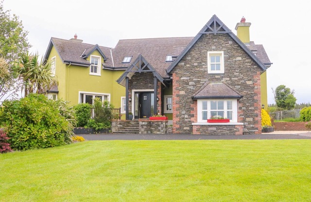 GLASMOR COUNTRY HOUSE, pet friendly in Firies, County Kerry