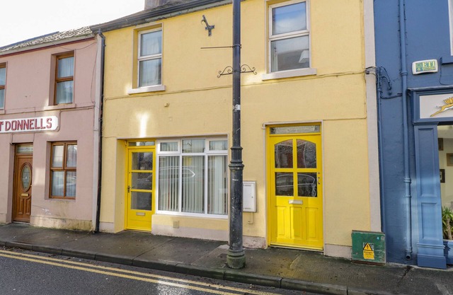 GLEBE HOUSE, pet friendly, with open fire in Ballinrobe, County Mayo