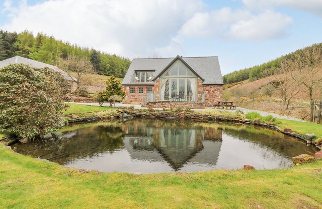 GLEN CRUICK, pet friendly, luxury holiday cottage in Kirriemuir