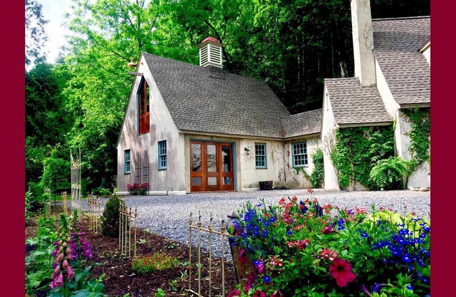 Glen Hollow: vida de lujo con cascada privada