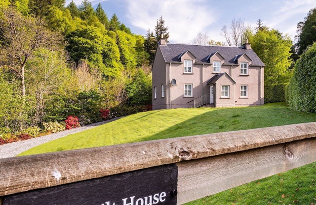 Glen Tilt House - sleeps 8 guests in 4 bedrooms