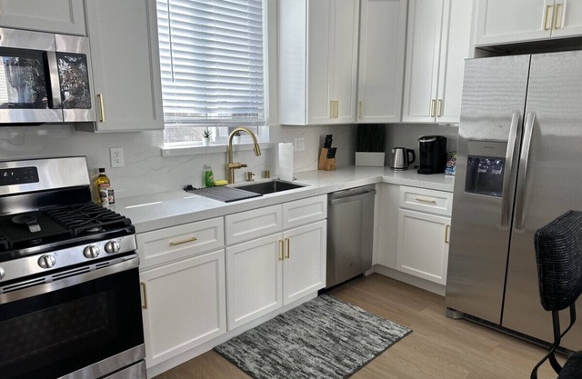 GLENDALE GEM: MODERN 2BR HOUSE BUILT in 2024 w/ GARAGE & PRIVATE PATIO p77