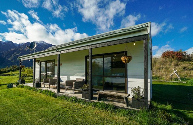 Glendhu Station Cottage - Glendhu Bay Holiday Home