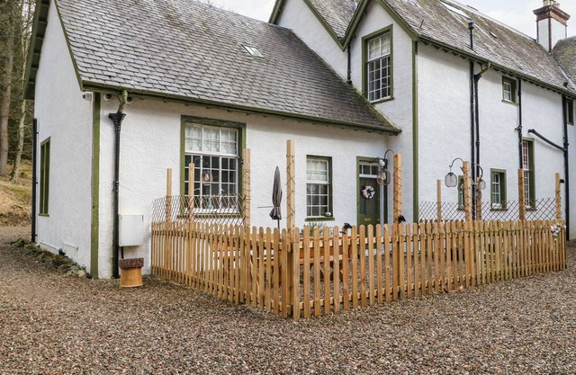 GLENDOLL COTTAGE, pet friendly, with open fire in Kirriemuir