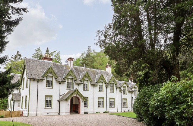 GLENDOLL LODGE, pet friendly, luxury holiday cottage in Kirriemuir