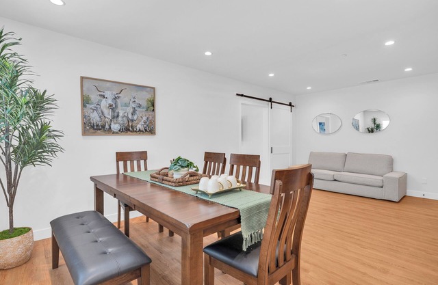 Glendora Route 66 Home Newly Renovated Spacious 4-bedroom with 6 bathrooms