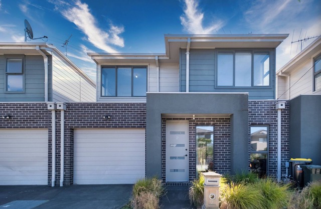 Glenroy 2BR1BA in Townhouse Parking+Wi-Fi+Bath