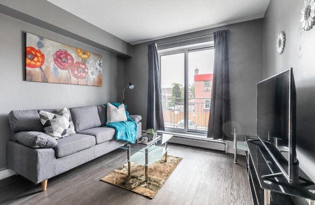 Glenview West Apartment with Patio - Near Downtown